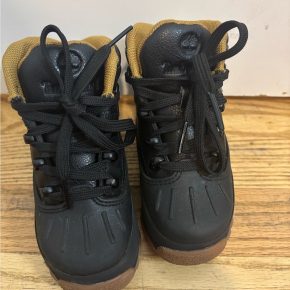 Kids Black and Tan Timberland Boots size 8 EUC - Picture 2 of 5